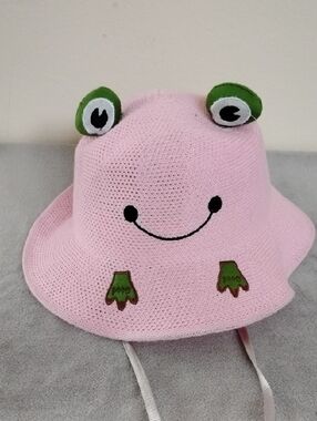 D- NWOT Pink Frog Bucket Hat - Cute Smiley Design